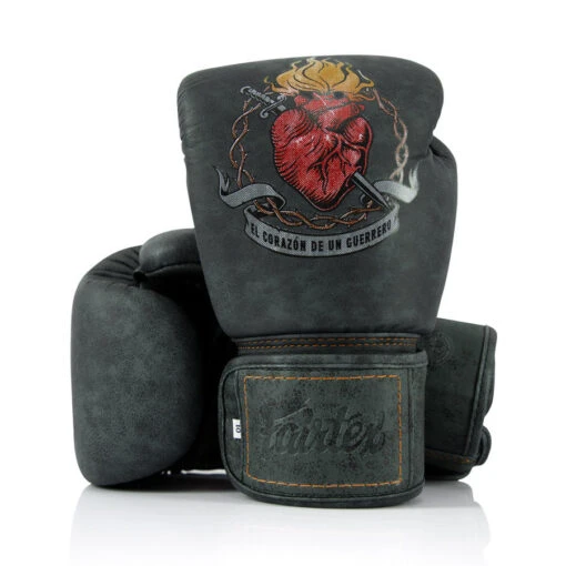 Fairtex Boxing Gloves / Heart Of The Warrior -Thaiboxingstore Store FTX BGV TAD BK